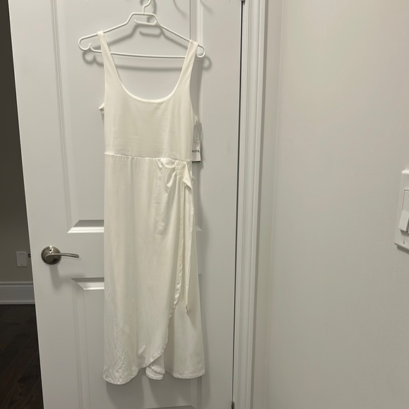 Ardene Dresses & Skirts - Ardene Classic White Dress in Size Large with tags